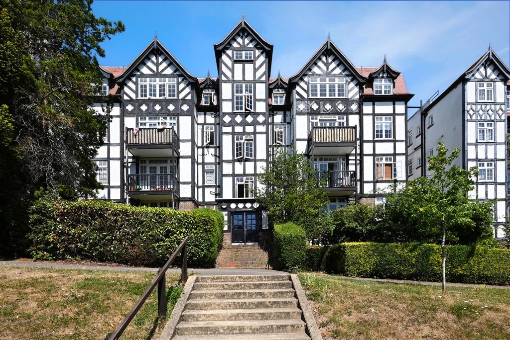 Property photo 2 of 9 154 Makepeace Mansions - Exterior.Jpg