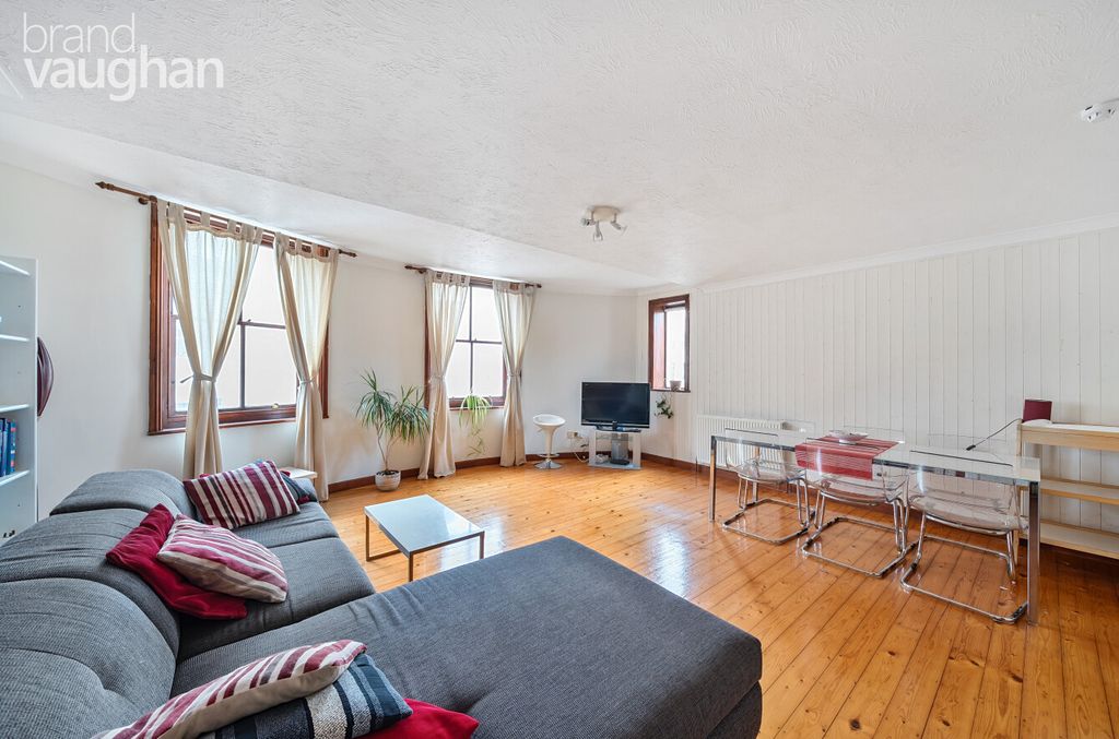 Property photo 1 of 10 Lounge