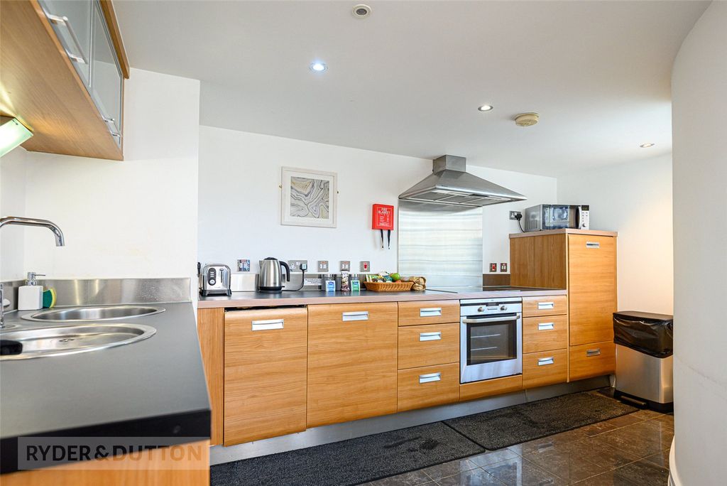 Property photo 3 of 19 Kitchen