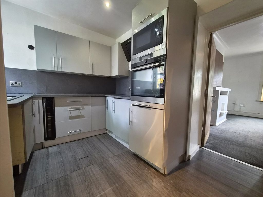 Property photo 3 of 14 Kitchen