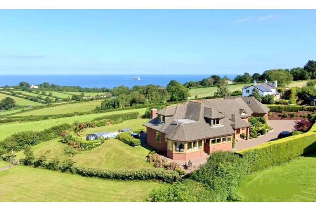 Property photo 1 of 62 Sea View