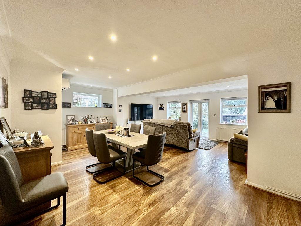 Property photo 2 of 28