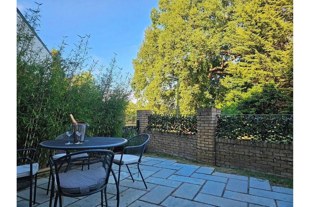 Property photo 2 of 11 Garden