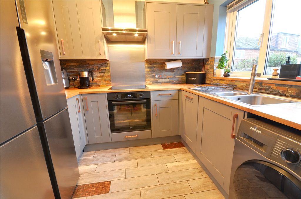 Property photo 3 of 18 Kitchen