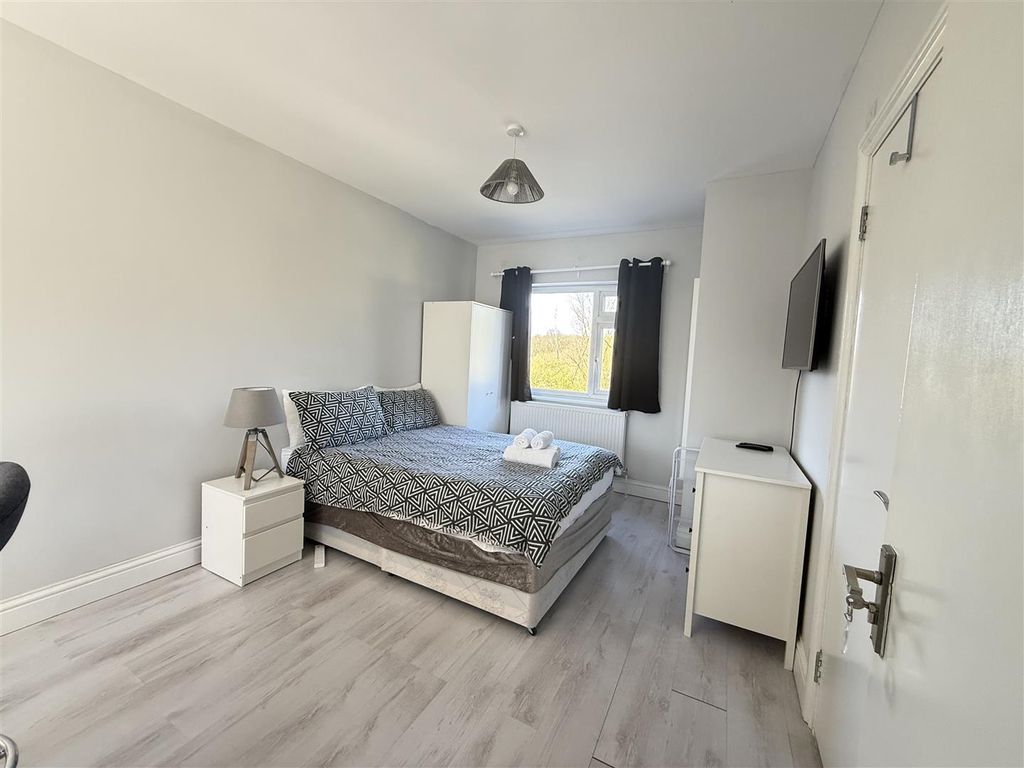 Property photo 2 of 8 Bedroom