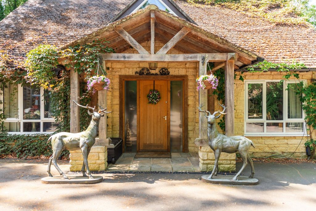 Property photo 3 of 37 Entrance