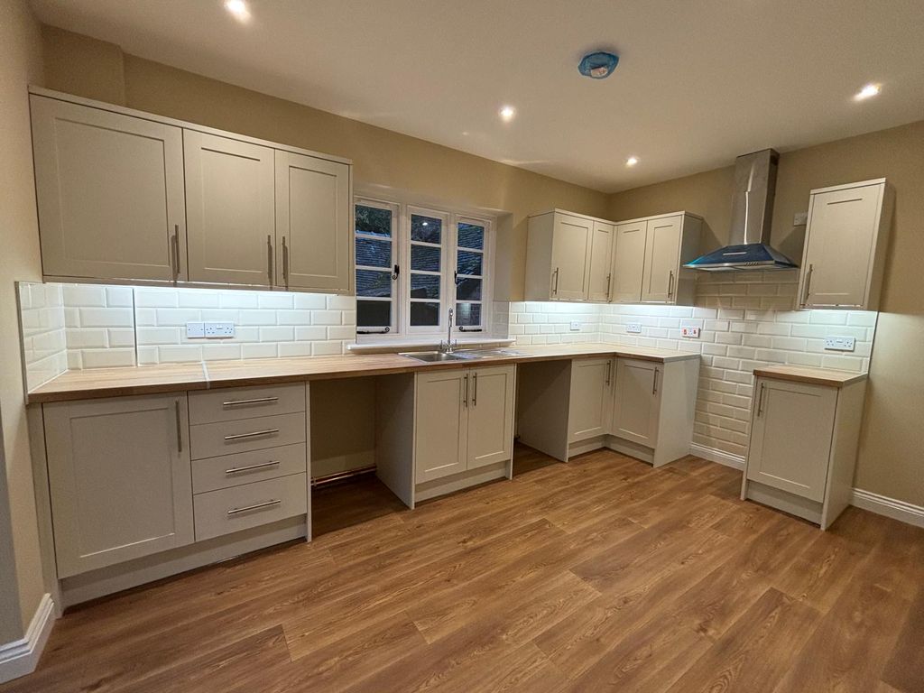Property photo 3 of 9 Kitchen