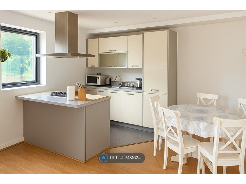 Property photo 3 of 8 Kitchen