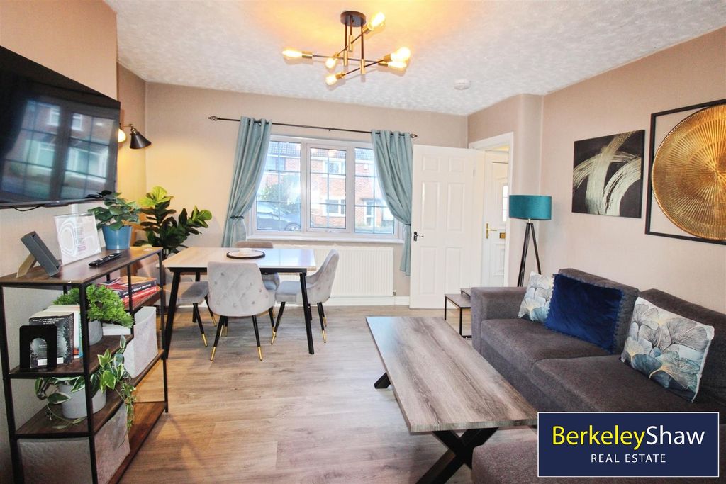 Property photo 2 of 14 Lounge