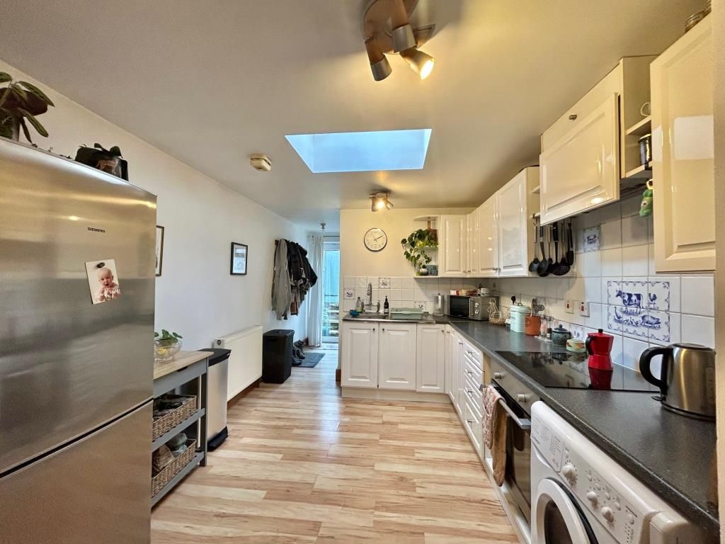 Property photo 2 of 10 Kitchen