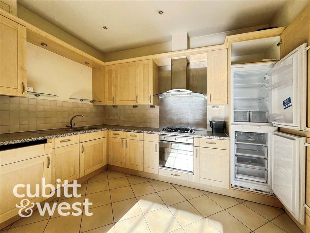 Property photo 3 of 8 Kitchen