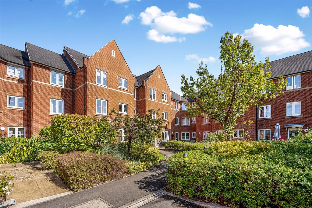 Property photo 2 of 15 41 Foxhall Court, Banbury-1.Jpg