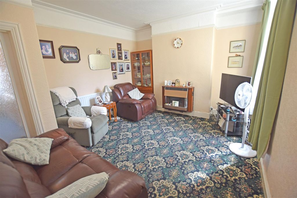 Property photo 3 of 16 Middle Room.Jpg