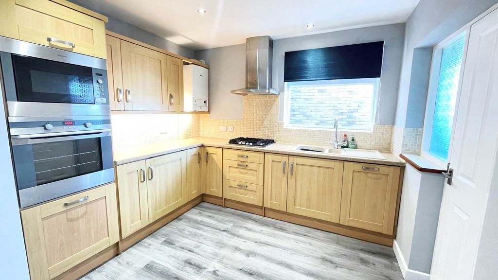 Property photo 3 of 12 Kitchen
