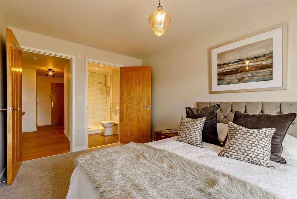 Property photo 3 of 11 Master