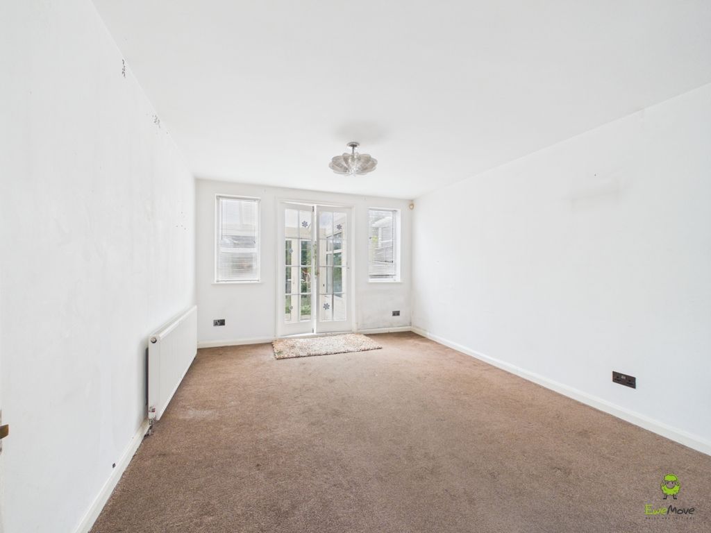 Property photo 3 of 17 Cam03779G0-Pr0400-Still006