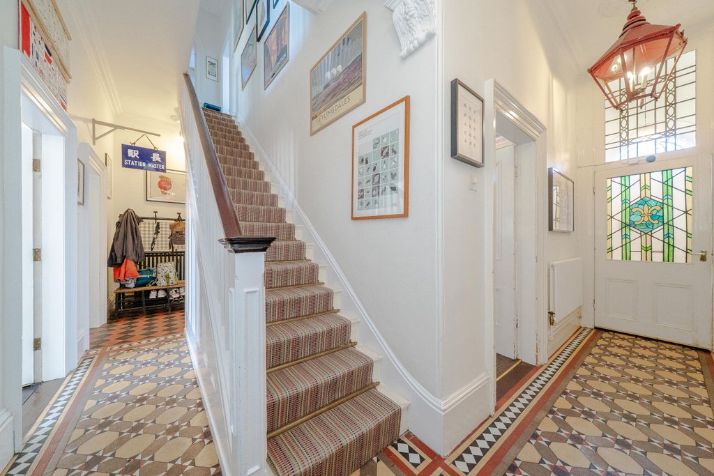 Property photo 2 of 27