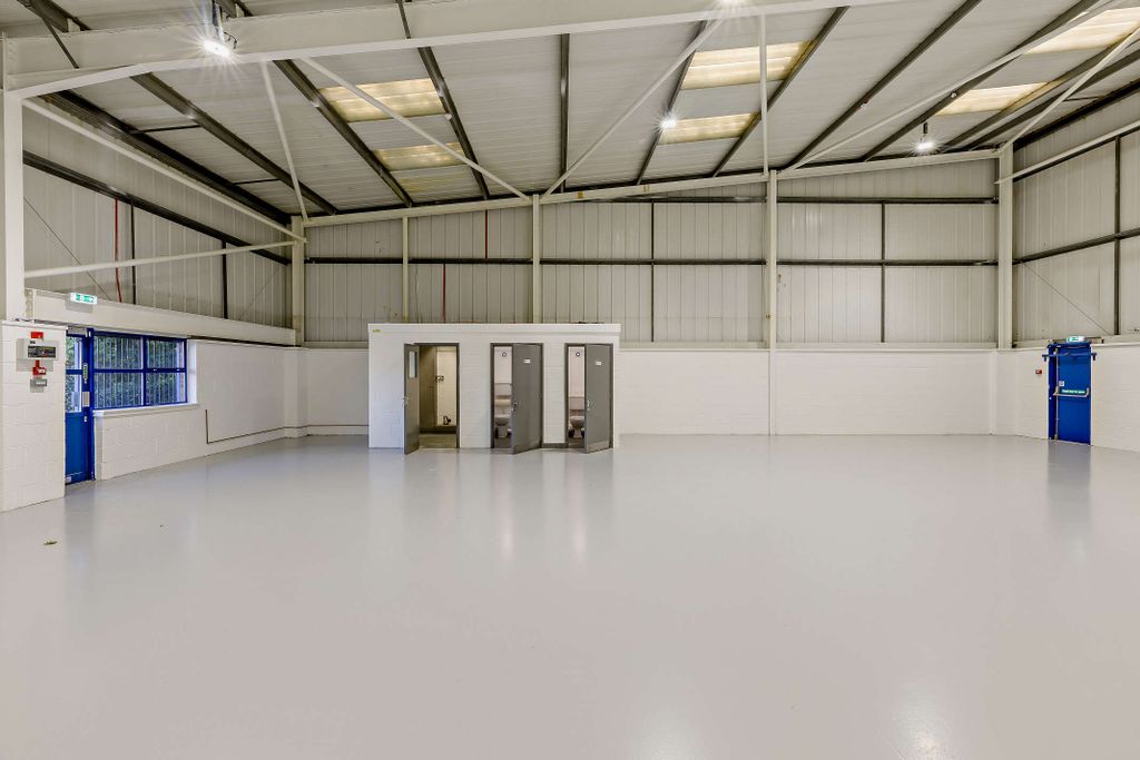 Property photo 3 of 8 8708027-Interior01-800