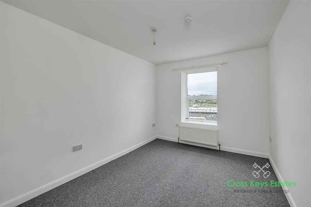 Property photo 2 of 11 Living Bedroom
