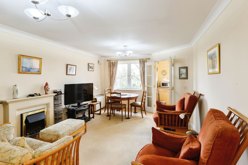 Property photo 1 of 13 Lounge