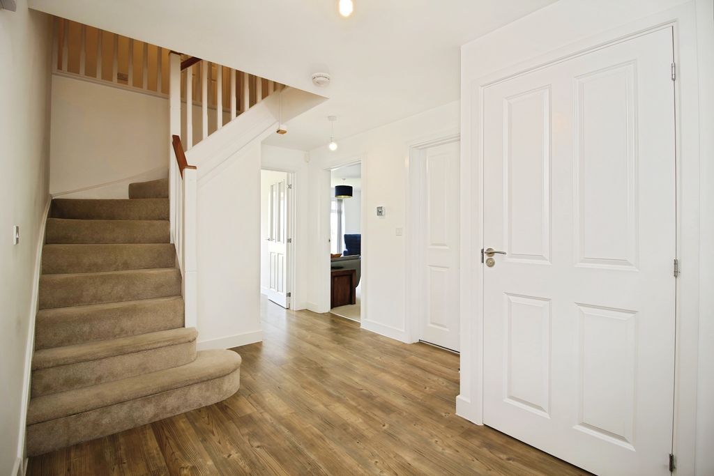 Property photo 2 of 28
