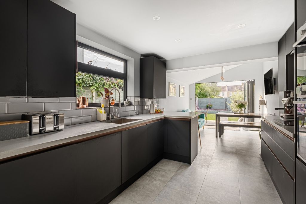 Property photo 2 of 22 5301645