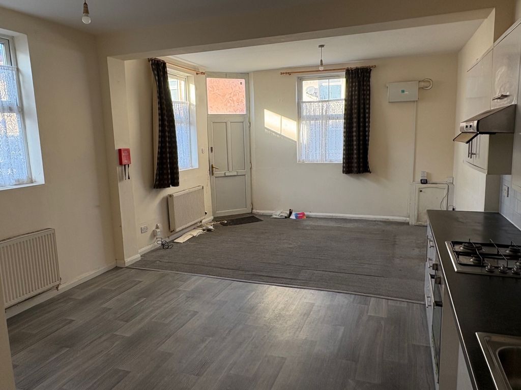 Property photo 3 of 6 Oakley Street