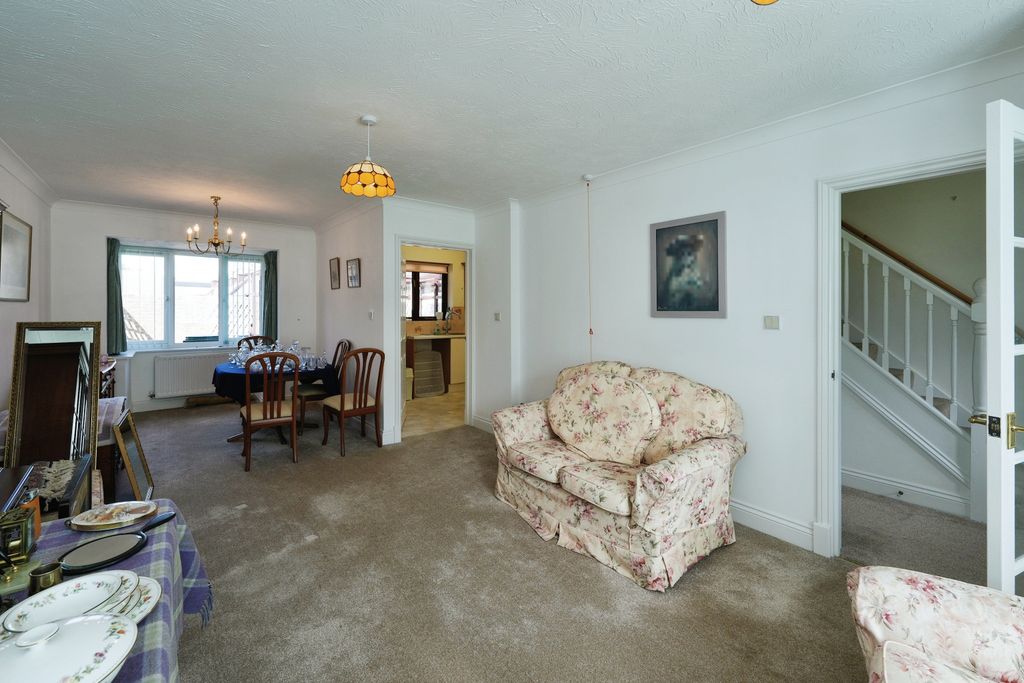 Property photo 3 of 11 Lounge