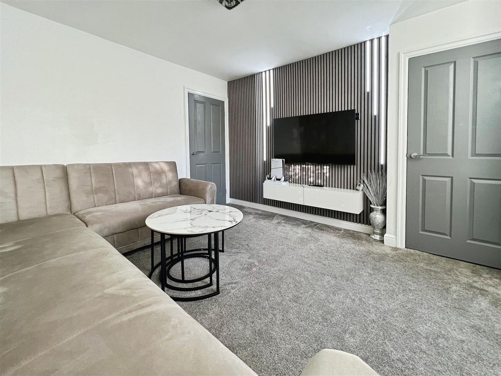 Property photo 2 of 22 Lounge