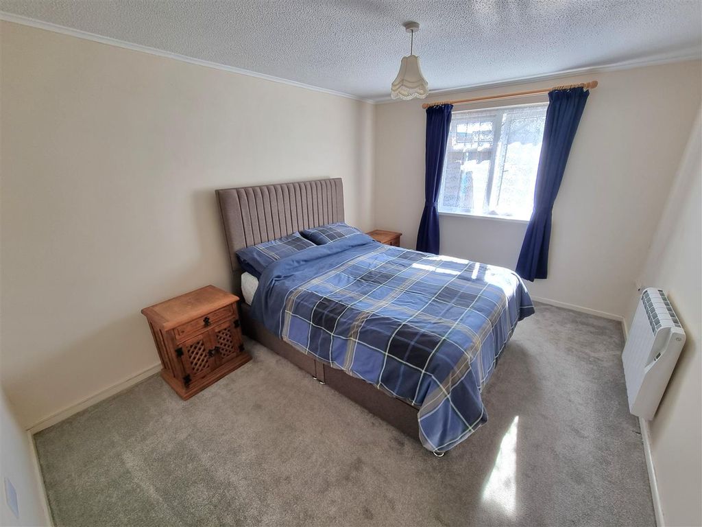 Property photo 3 of 13 Bed 1.Jpg