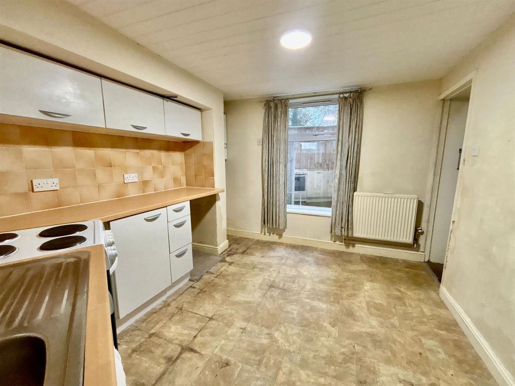 Property photo 3 of 19 Kitchen