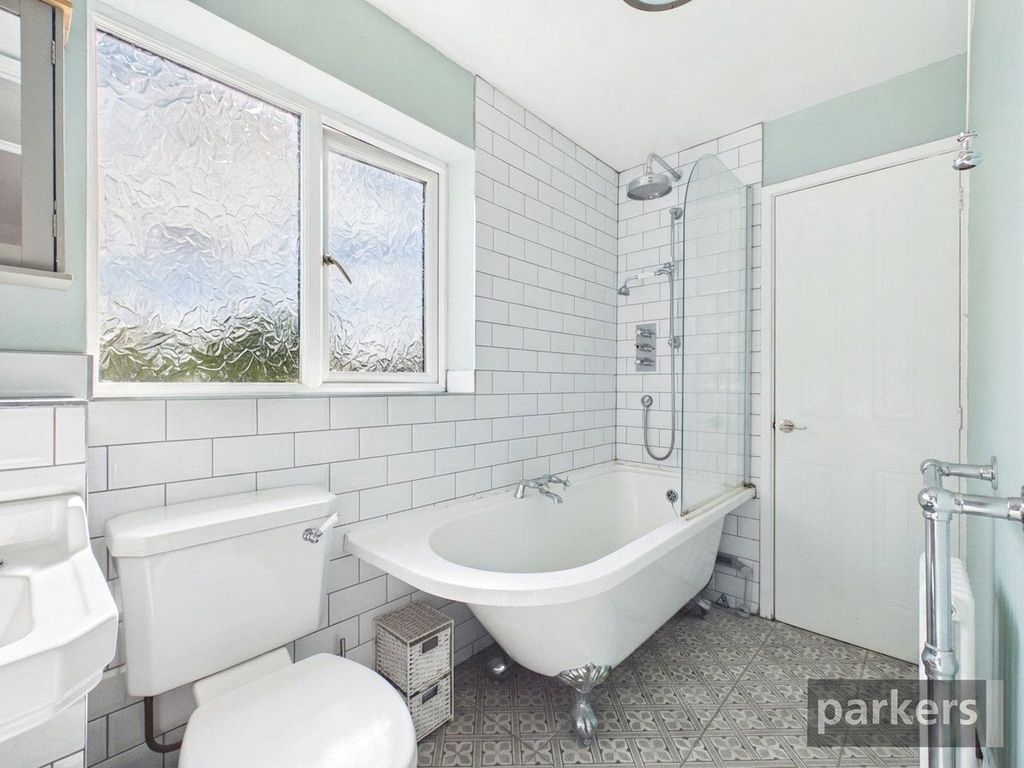 Property photo 2 of 18 Bathroom