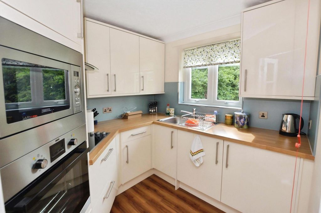 Property photo 2 of 10 Kitchen