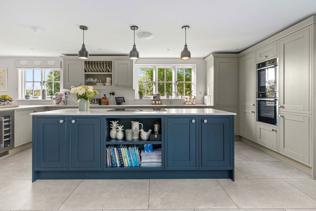 Property photo 2 of 39