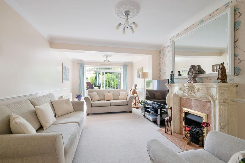 Property photo 2 of 22 Woodlands Avenue