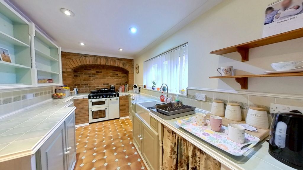 Property photo 2 of 18 Kitchen