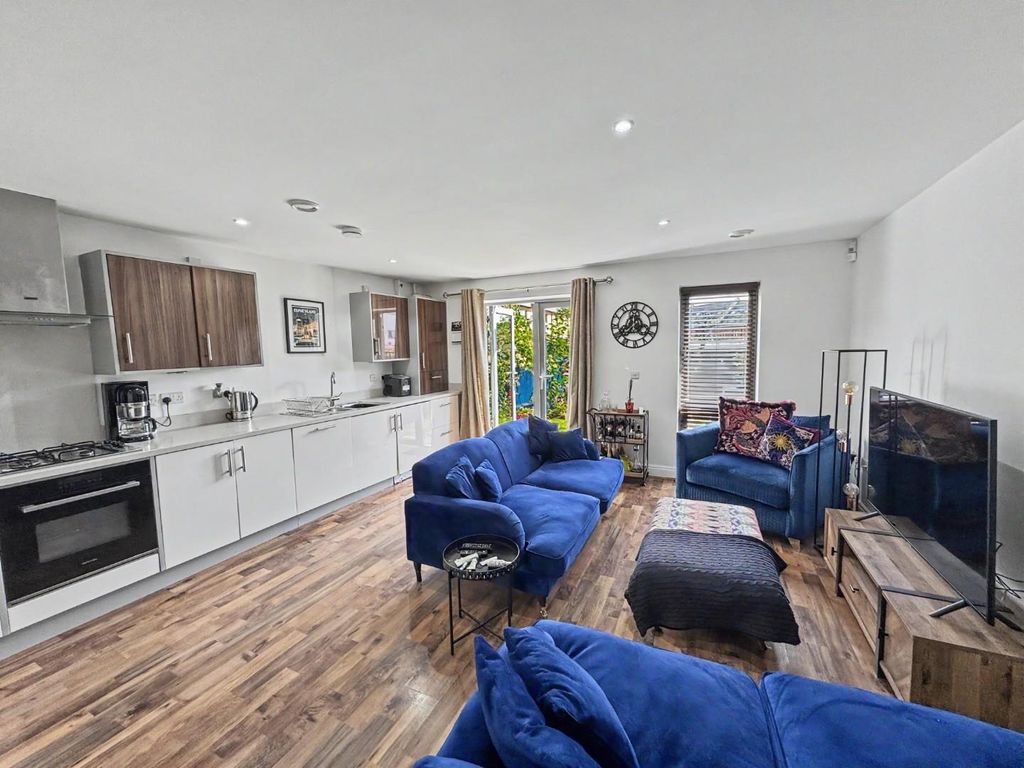 Property photo 2 of 11
