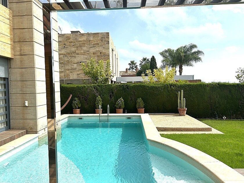 Property photo 2 of 33
