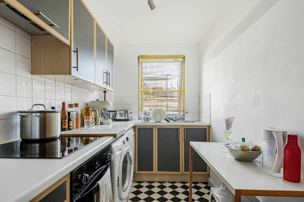 Property photo 2 of 12 Kitchen