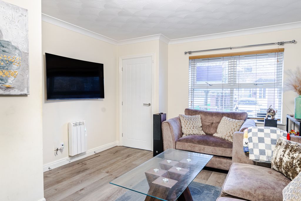 Property photo 3 of 18 Lounge2