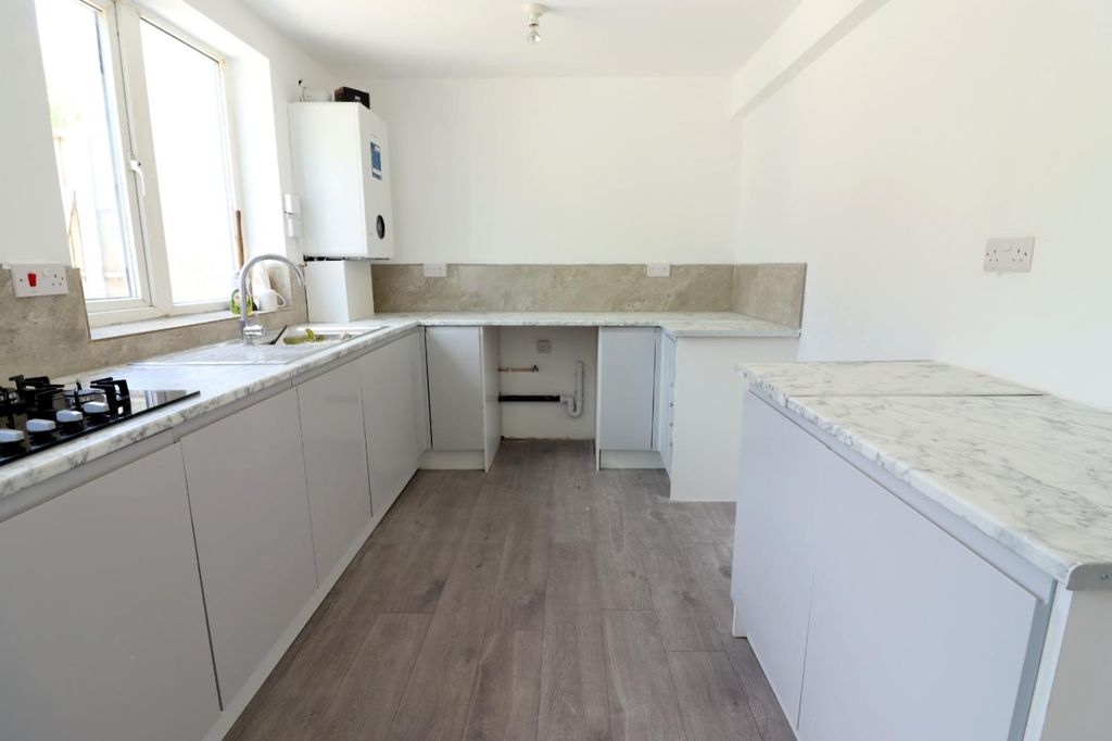 Property photo 2 of 8 3 Bedroom Semi-Detached House For Rent