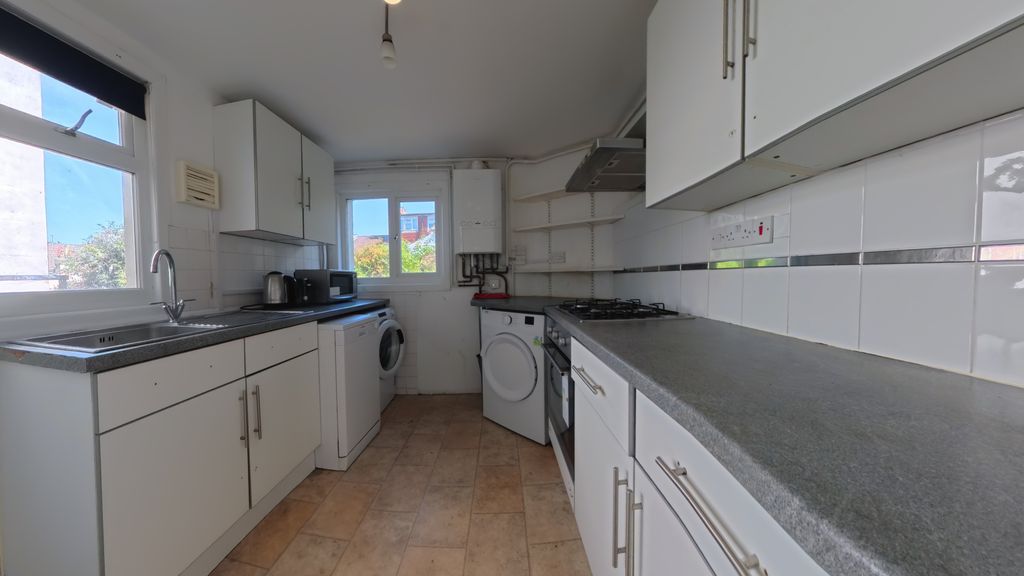 Property photo 3 of 11 Kitchen