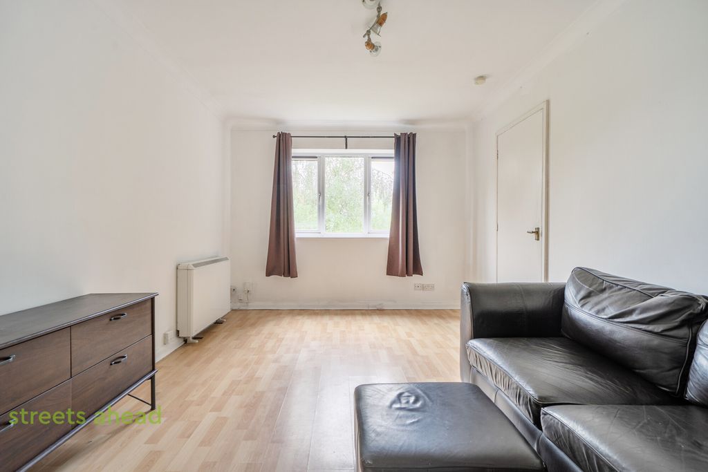 Property photo 2 of 13 858467Ac-85A7-476...