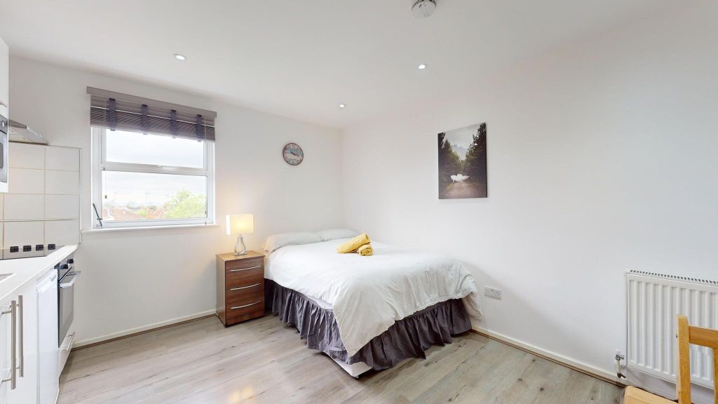 Property photo 1 of 6 Bedroom