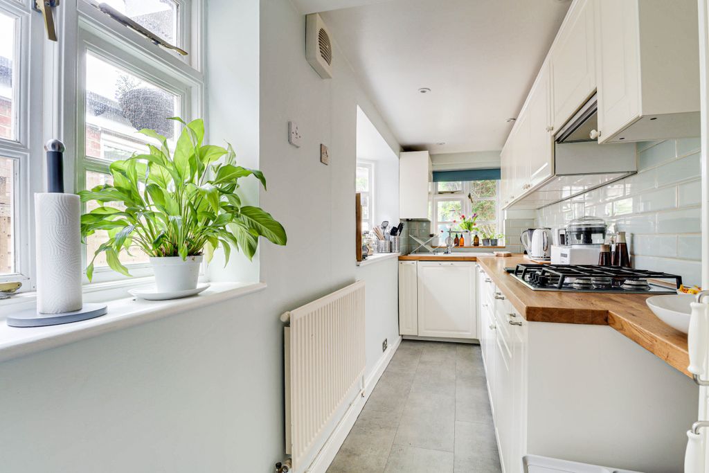 Property photo 3 of 17 Kitchen