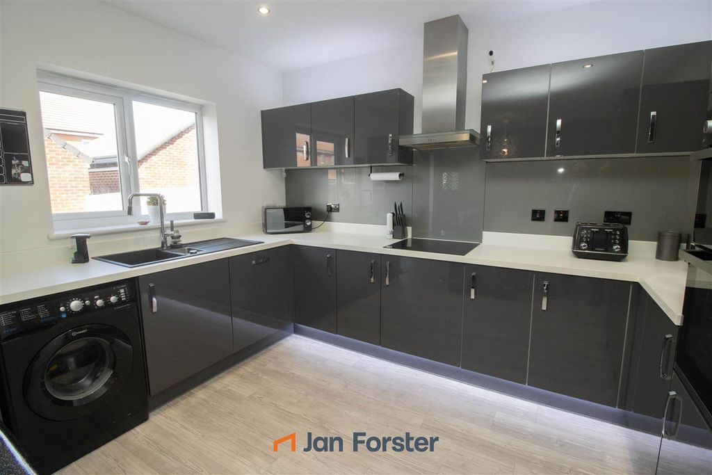 Property photo 3 of 16 Kitchen