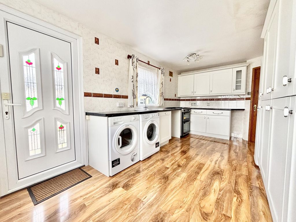 Property photo 3 of 17 Kitchen
