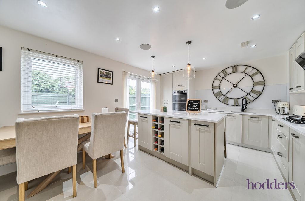 Property photo 3 of 23 033Ebc4c-2364-47A...