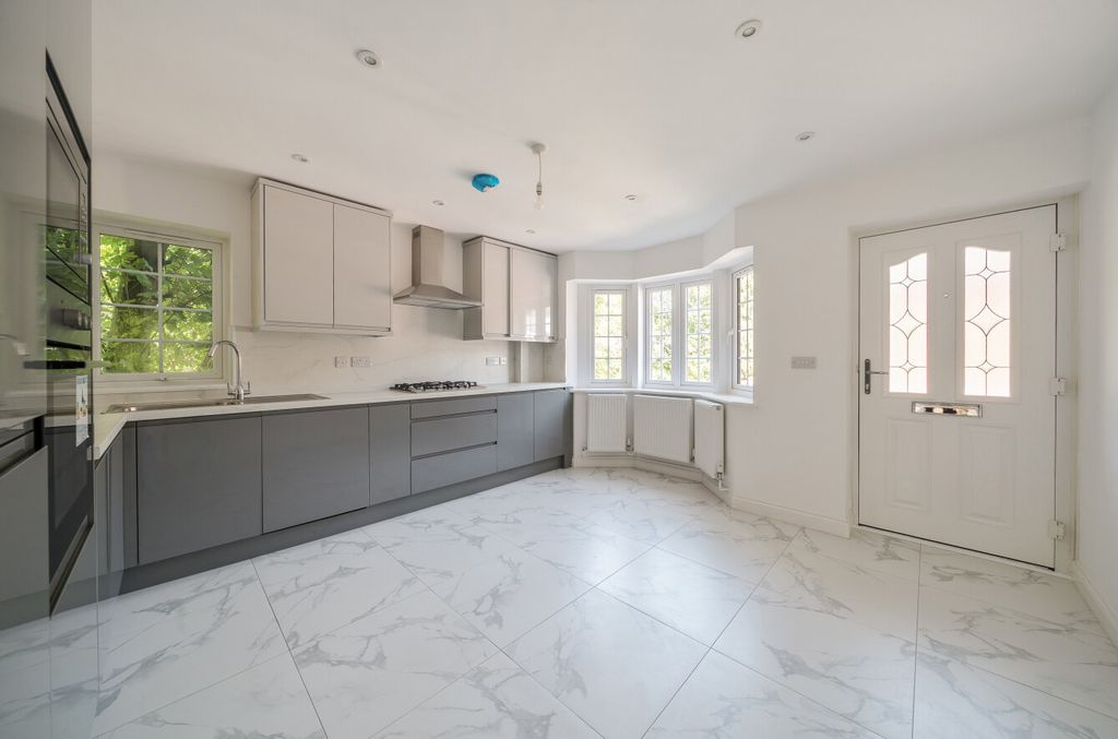 Property photo 3 of 15 1481892-12-6A3d07...