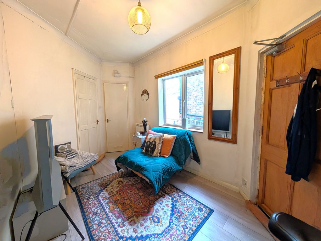 Property photo 3 of 9 Lounge / Bedroom